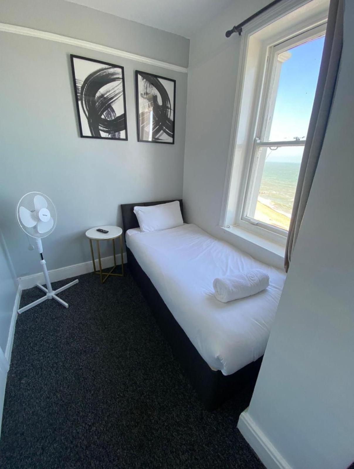 Oyo Marine Parade Hotel, Eastbourne Pier Εξωτερικό φωτογραφία