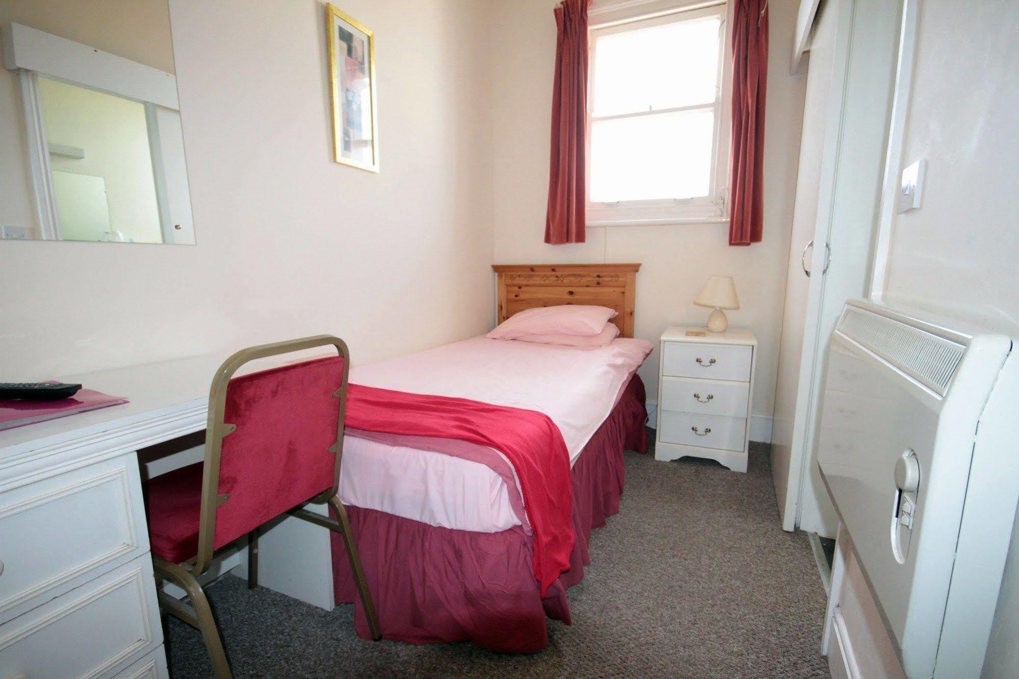 Oyo Marine Parade Hotel, Eastbourne Pier Εξωτερικό φωτογραφία